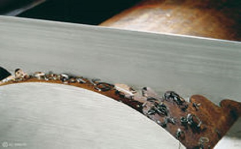 儋州带锯床线速度设定过高，为什么会导致带锯条齿尖发热加速锯条的磨损？